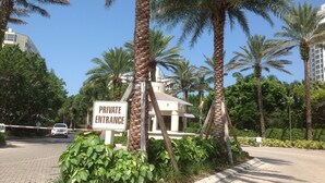 Property grounds - Beautiful Pool Home in Park Shore Just 1/2 Mile from the Beach (Naples)
