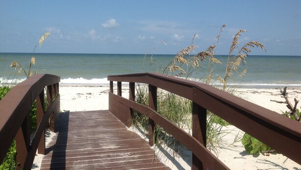 Beach - Beautiful Pool Home in Park Shore Just 1/2 Mile from the Beach (Naples)
