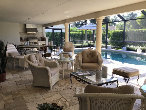 Extra large screened in lanai. Built in gas grill. 
