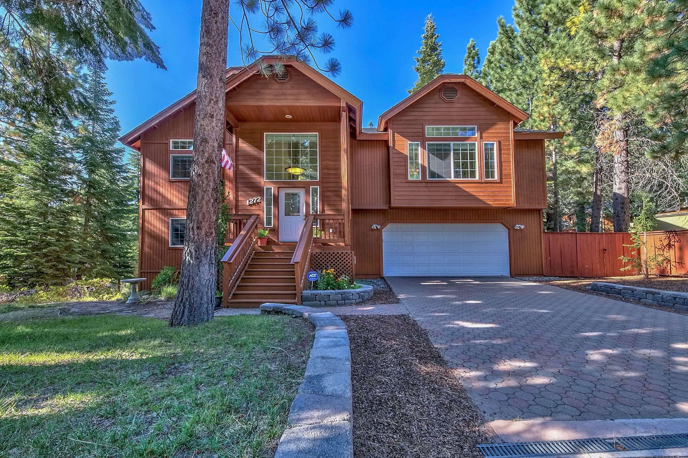 Where Eagles Fly-A well  maintained 3 bedroom home w/ hot tub/pool table.