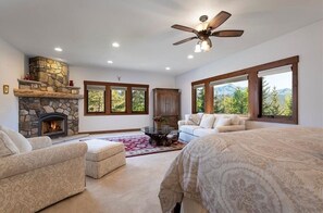 4 makuuhuonetta, työpöytä, silitysrauta/-lauta, vauvan matkasänky