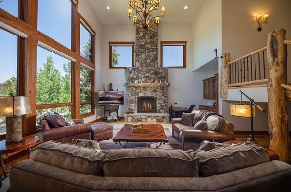 Älytelevisio, takka, kirjoja, musiikkikirjasto