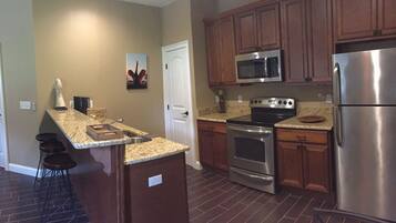 冷蔵庫、電子レンジ、オーブン、コンロ