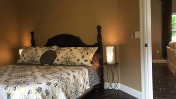 1 quarto, escrivaninha, ferros/tábuas de passar roupa, berço de viagem