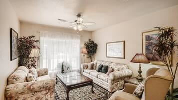 Smart TV, futbolito, libros y videoteca