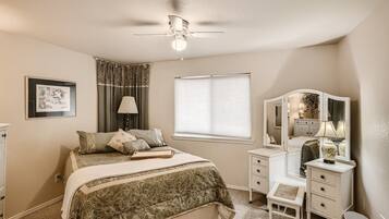 4 chambres, fer et planche à repasser, lit parapluie, Wi-Fi