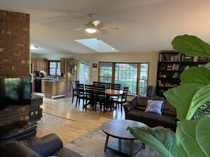 تلفزيون ذكي، مدفأة، مشغل دي في دي، كُتُب