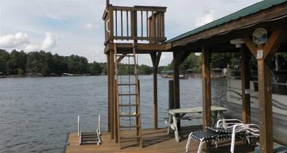 Lake Front Cottage, 300' of Shoreline, Large Private Pier, and Great Location.