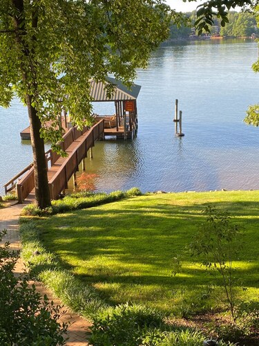 Lake Front Cottage, 300' of Shoreline, Large Private Pier, and Great Location.