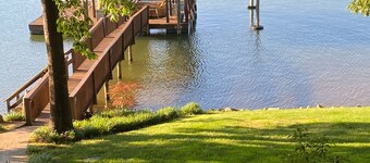 Lakefront Cottage med stor brygge og 300 'av sjøen.