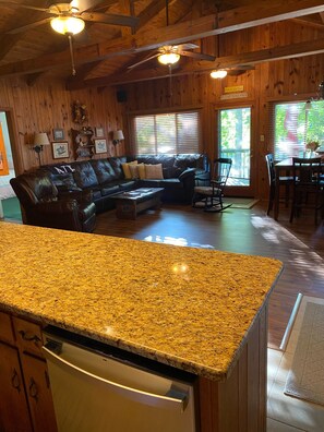 Smart TV, fireplace, DVD player, books - Lake Front Cottage, 300' of Shoreline, Large Private Pier, and Great Location. (Mooresville)