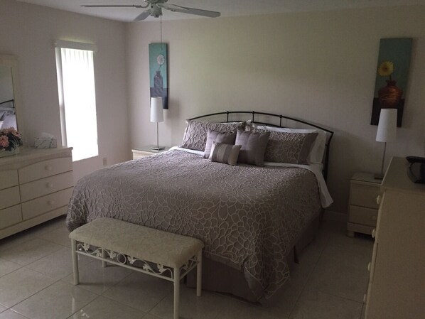 2 عدّة غرف نوم وخدمة الإنترنت وملاءات أسرّة