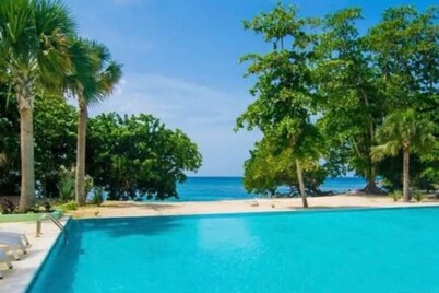 CHARMING 2 BEDROOM HOME: 3 BEDS, SLEEPS 1-5, 24hr SECURITY, PRIVATE POOL & BEACH