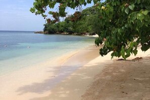 Sulla spiaggia, lettini da mare