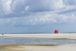 沙滩椅、沙滩毛巾