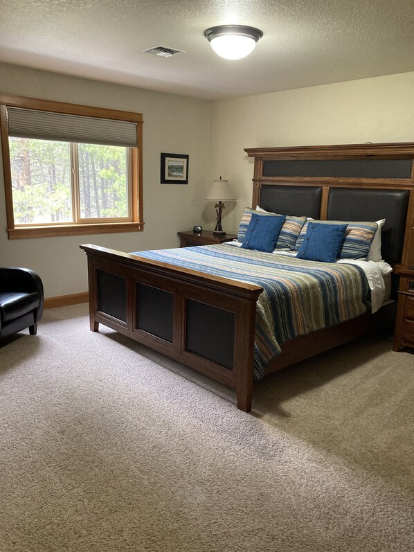 7 chambres, bureau, fer et planche à repasser, lit parapluie