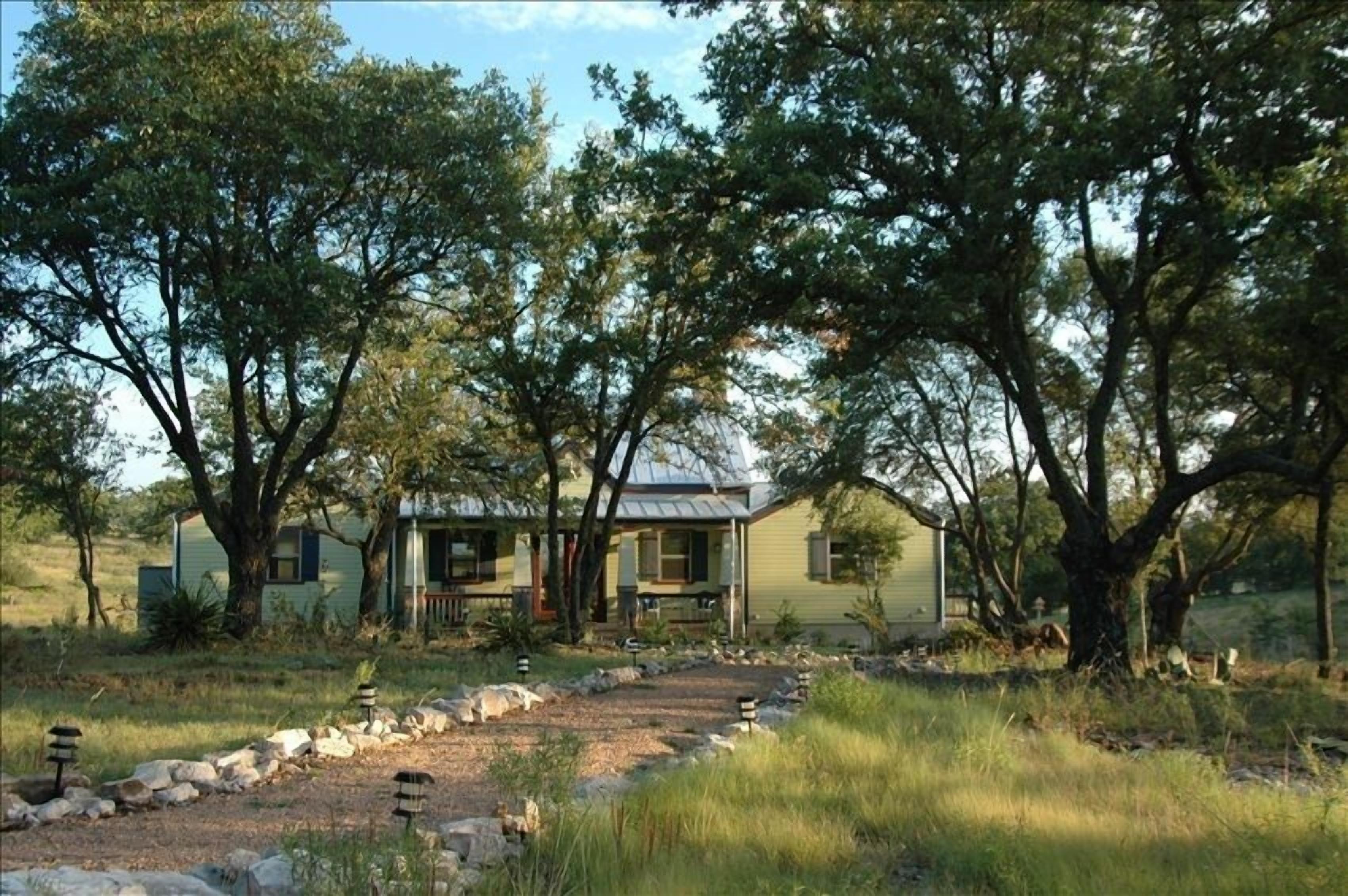 Romantic  Luxurious Cottage - July/August Special  book 2 nights get 1 free