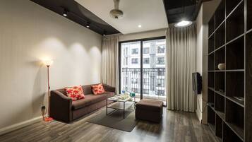 Căn hộ Superior, 1 phòng ngủ, quang cảnh vườn | Khu phòng khách | TV màn hình phẳng 43-inch có truyền hình cáp, TV