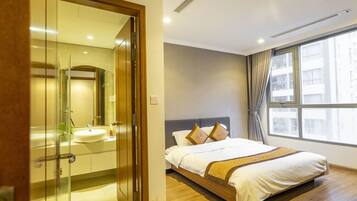 Căn hộ trung tâm thành phố, 2 phòng ngủ, không hút thuốc, quang cảnh công viên | Bàn, màn/rèm cản sáng, phòng cách âm, bàn ủi/dụng cụ ủi quần áo