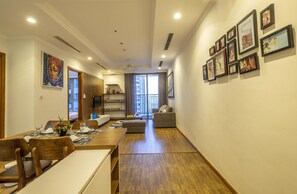 Apartamento City, 2 habitaciones, no fumadores, vistas al parque | Escritorio, cortinas opacas, sistema de insonorización