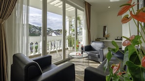 A modern living room with a balcony, a round coffee table, and a sofa. - Minh Chien Hotel (Xuan Huong - Da Lat)