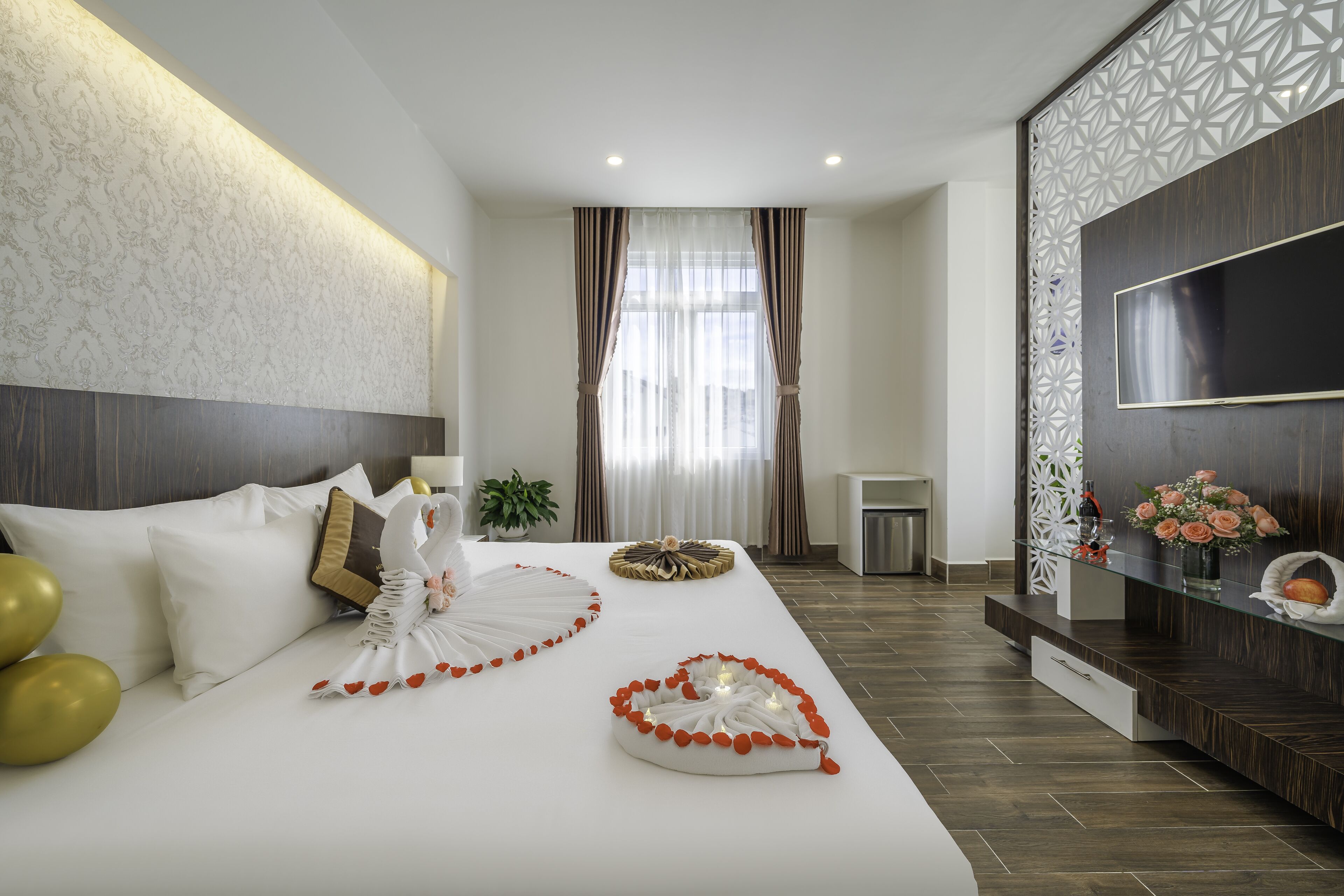 panoramic suite, balcony, hill view | premium bedding, free minibar items, blackout curtains, soundproofing