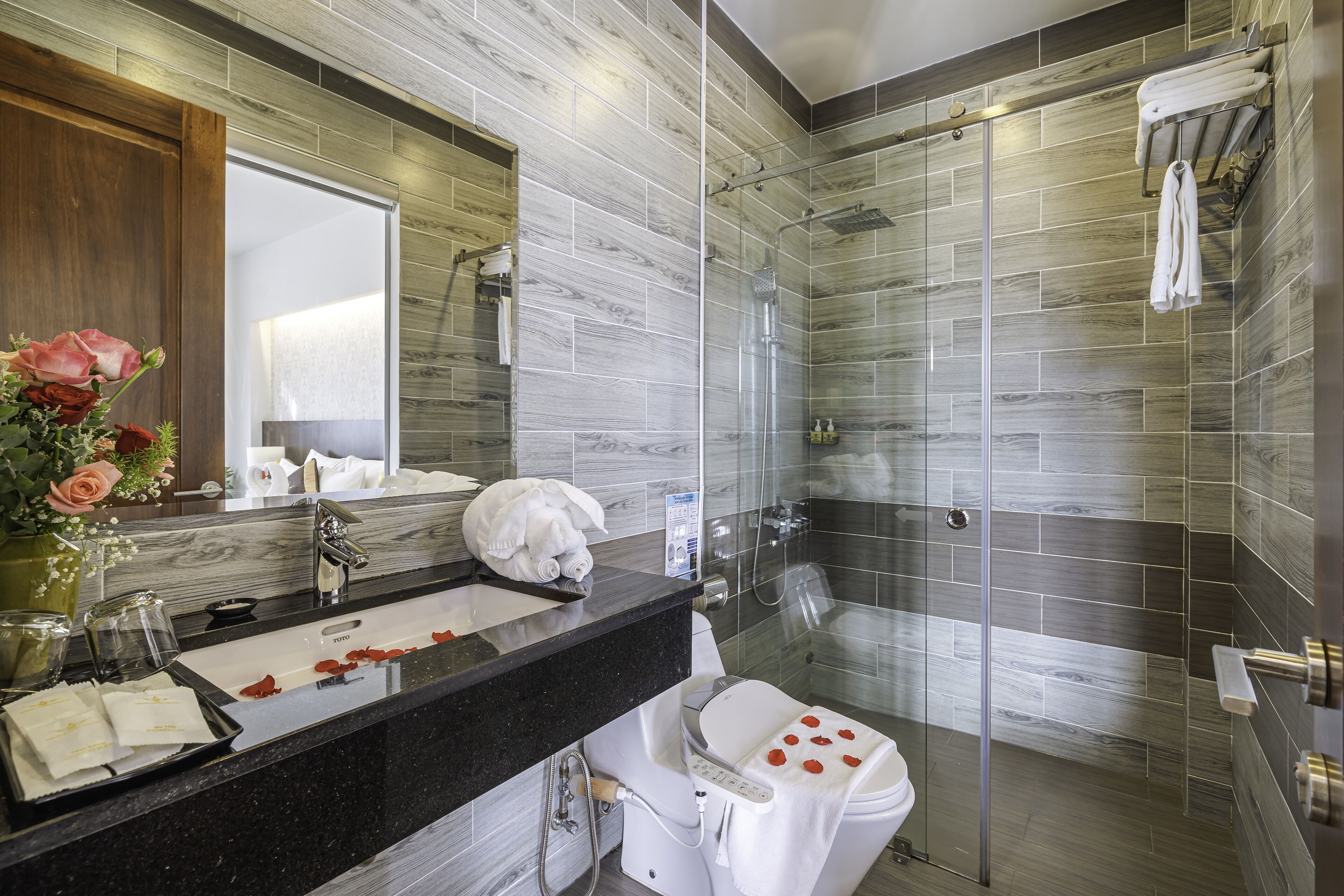 panoramic suite, balcony, hill view | bathroom | shower, rainfall showerhead, hair dryer, slippers