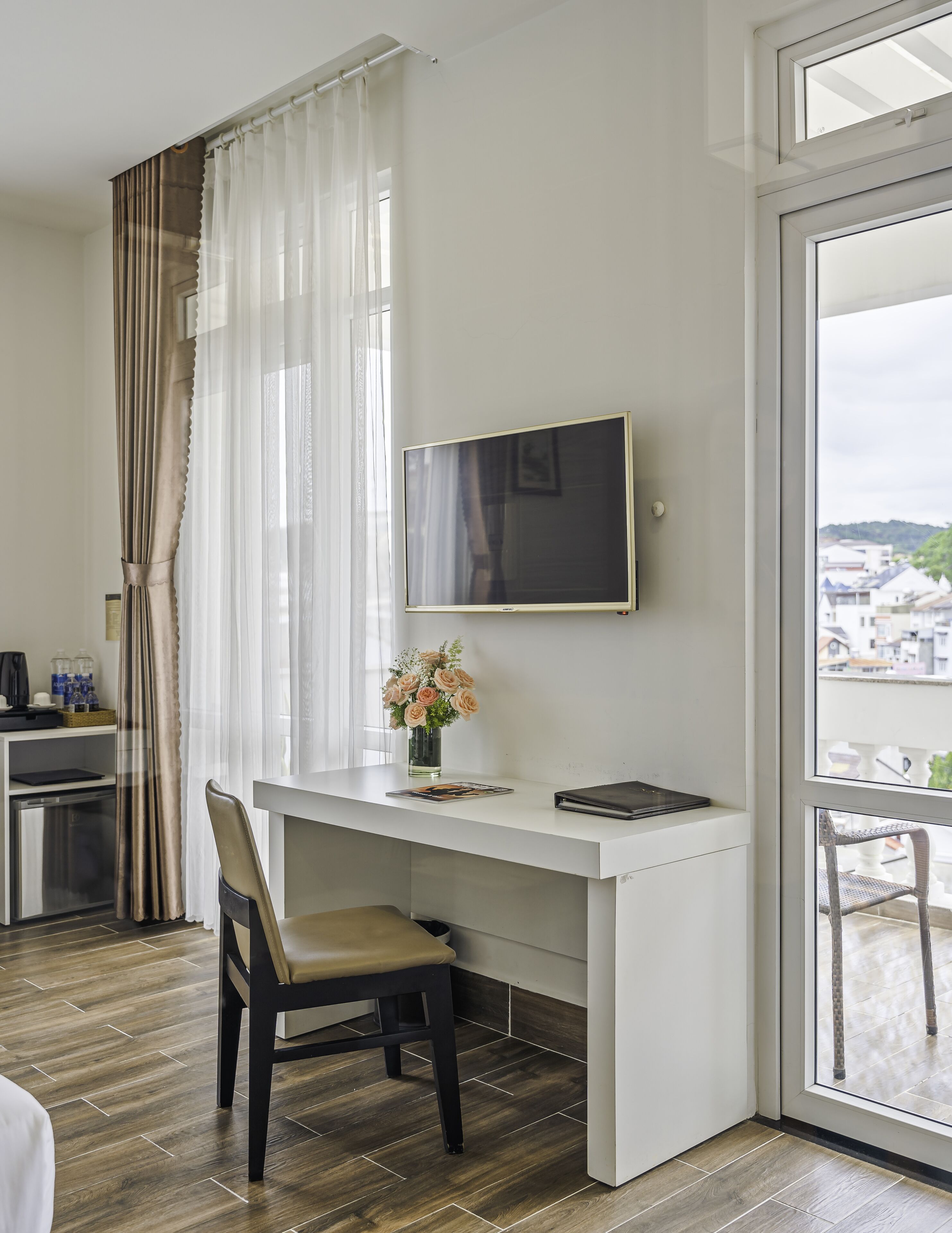 suite | premium bedding, free minibar items, blackout curtains, soundproofing