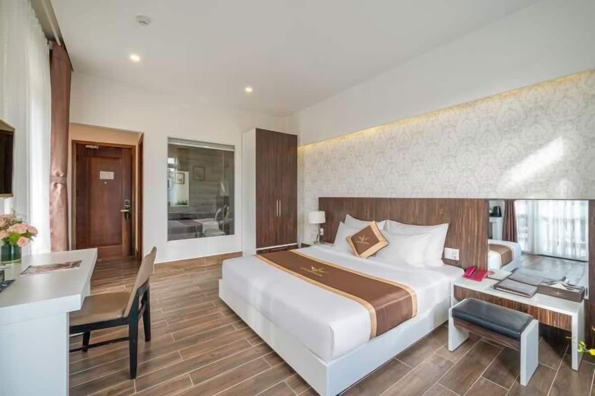 Premium bedding, free minibar items, blackout curtains, soundproofing
