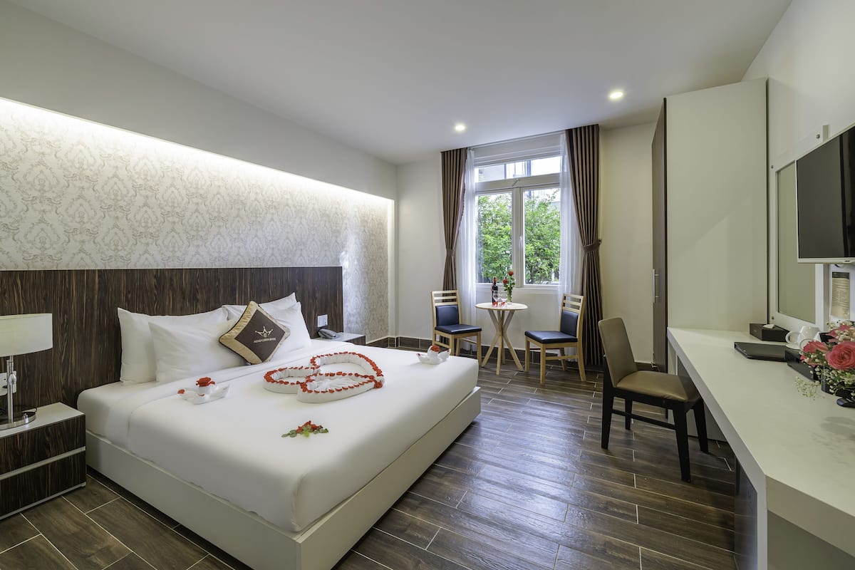 Premium bedding, free minibar items, blackout curtains, soundproofing