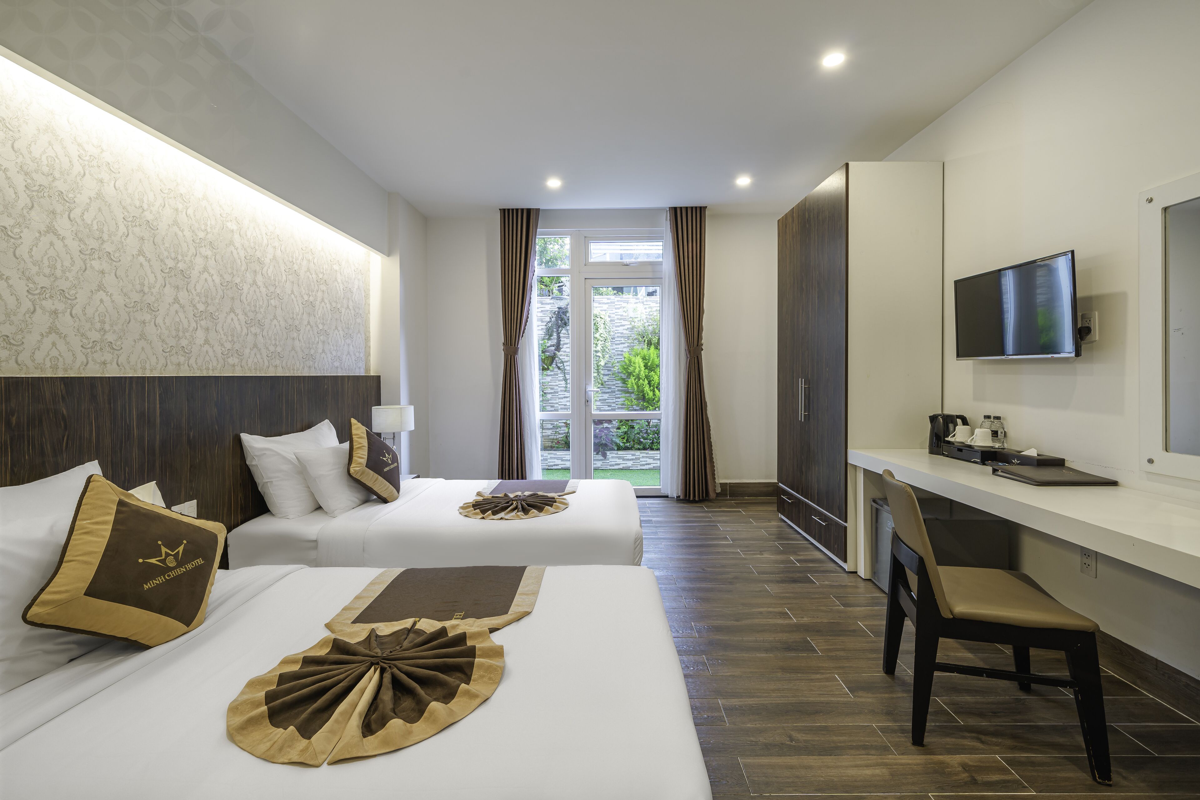 Tomannsrom – premium | Sengetøy av topp kvalitet, minibarvarer (inkludert) og blendingsgardiner