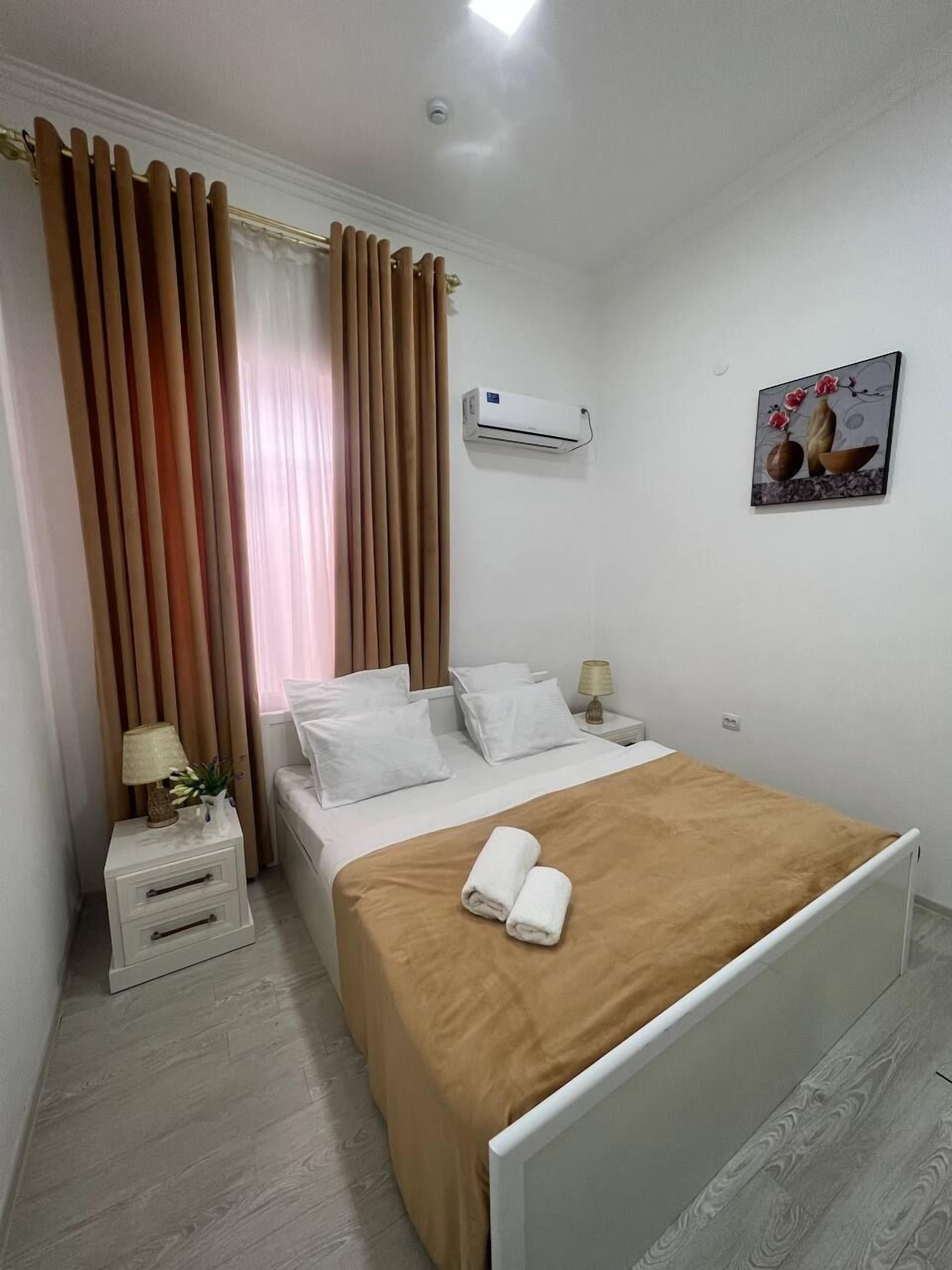 Junior kamer | Een kluis op de kamer, een bureau, verduisterende gordijnen