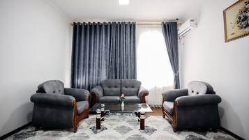 Suite | Een kluis op de kamer, een bureau, verduisterende gordijnen