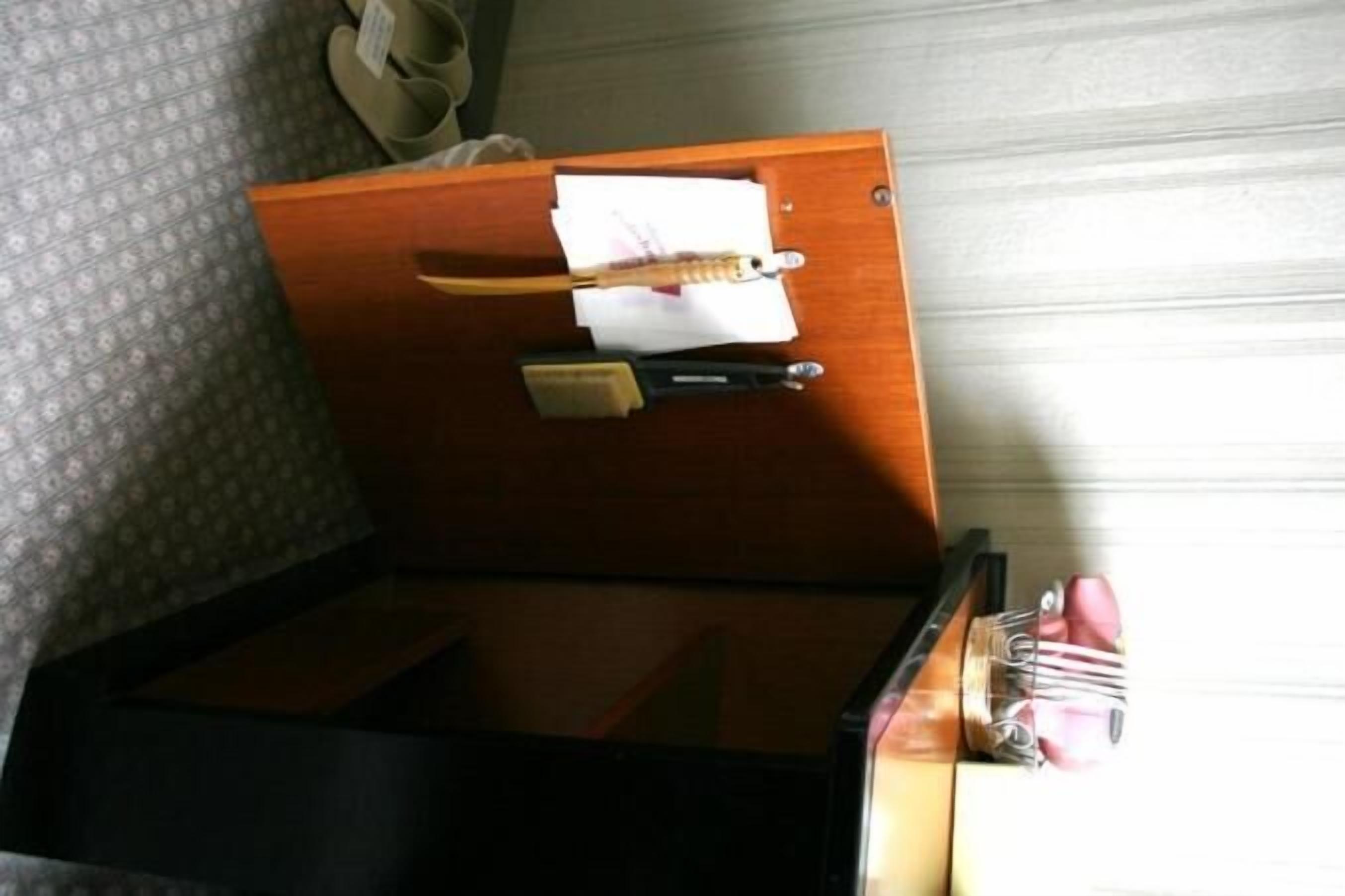 2 bedrooms, desk, free wifi, bed sheets