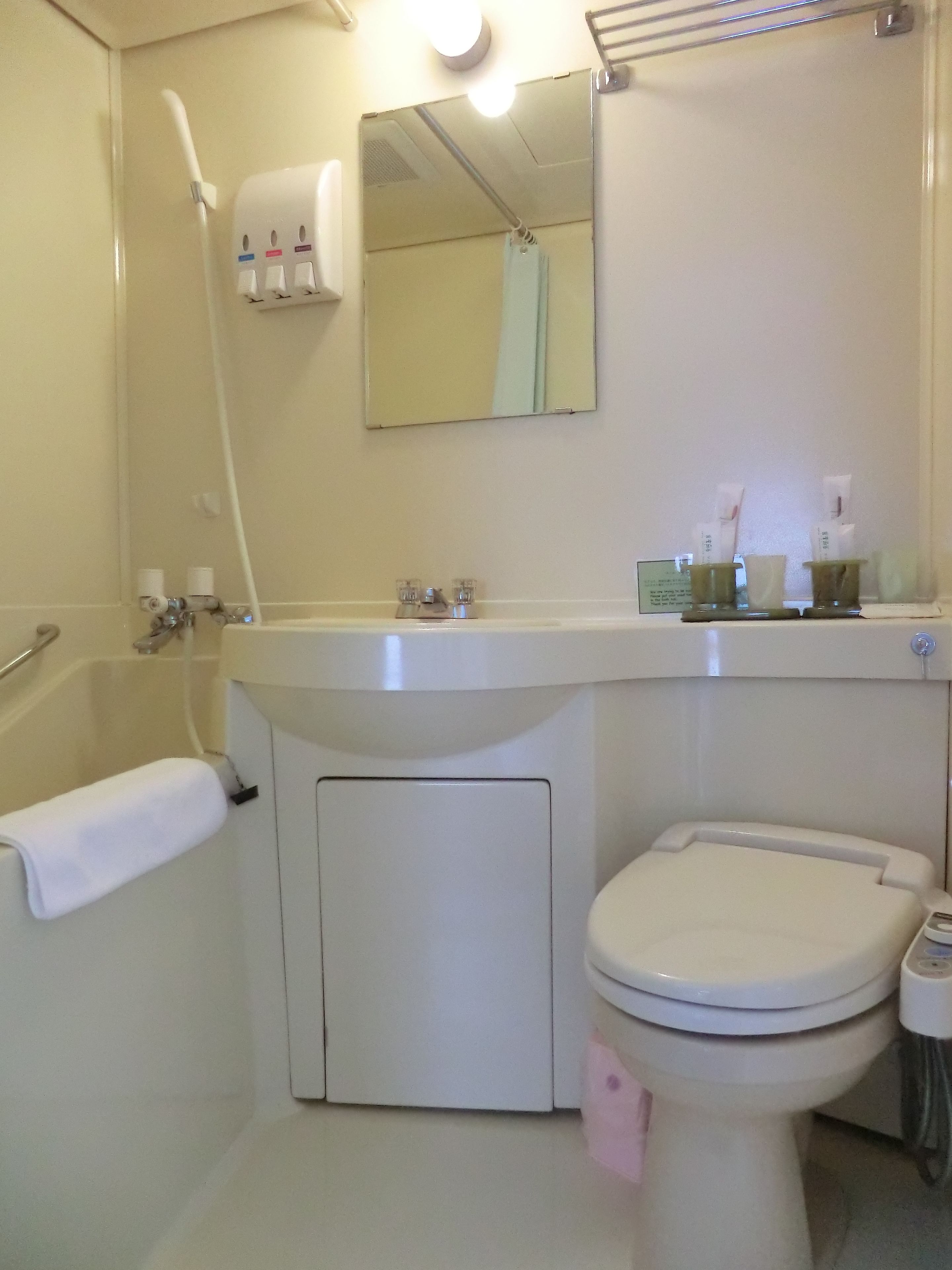 combined shower/bathtub, deep-soaking bathtub, free toiletries, slippers