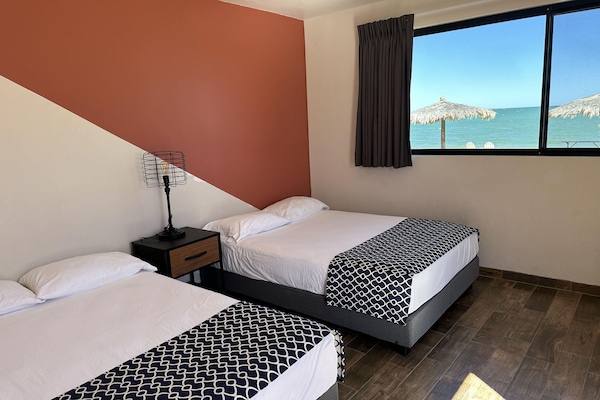 Quarto casal standard, 2 camas de casal, para não fumantes, vista para a praia | Escrivaninha, ferros/tábuas de passar roupa, roupa de cama