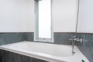 Deluxe Double Room with Bath | Baño | Amenidades de baño gratuitas, secadora de cabello, toallas 