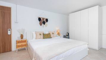 Premium Double Room | In-room safe, blackout drapes, free WiFi, bed sheets