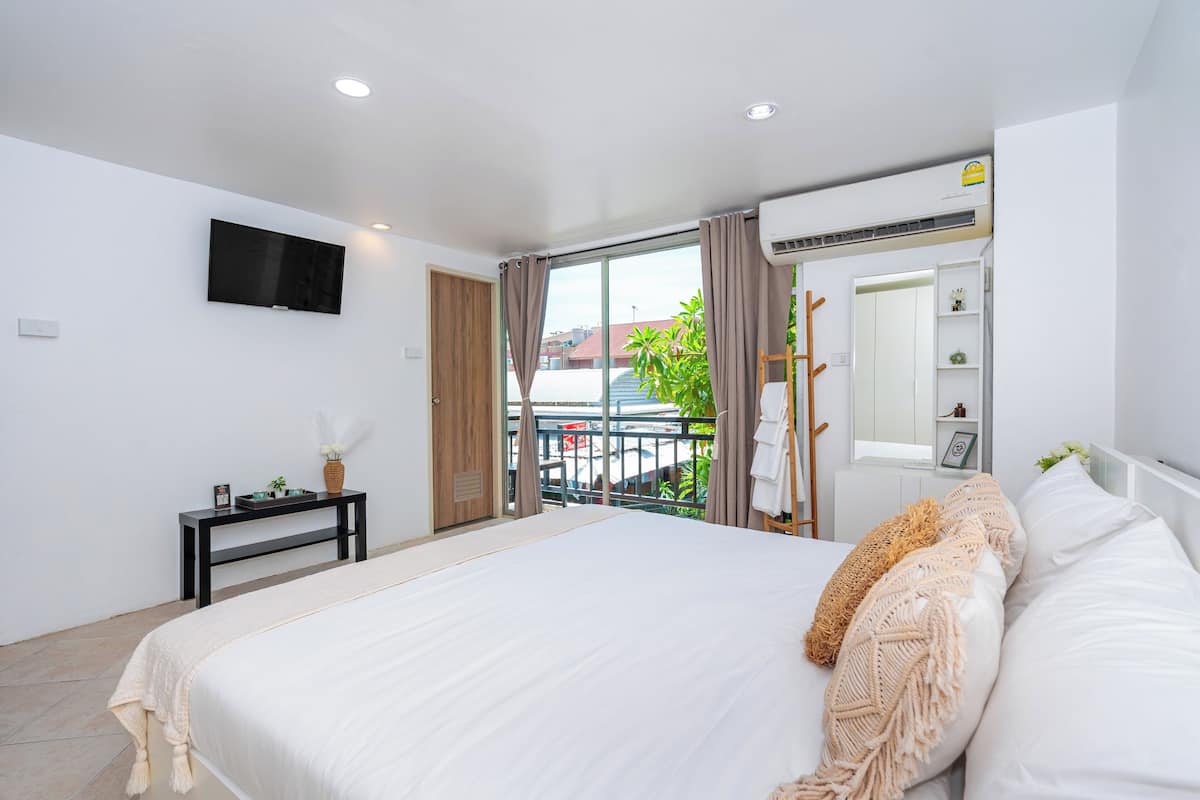 King Room with Balcony | 1 bedroom, in-room safe, desk, blackout drapes