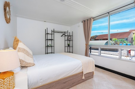 1 habitación, caja de seguridad en la habitación y escritorio