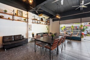 Interior - Kata Station (Karon)