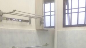 Double Storey Terrace House | Bathroom | Shower, rainfall showerhead, towels - Linda Homestay (Temerloh)