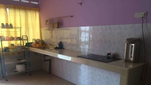 Double Storey Terrace House | Private kitchen | Stovetop, dishwasher, rice cooker, cookware/dishes/utensils - Linda Homestay (Temerloh)