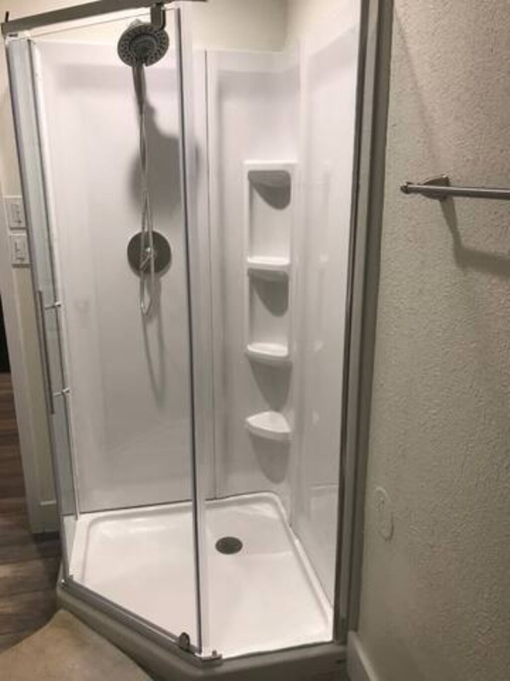 Douche, sèche-cheveux, serviettes fournies, savon