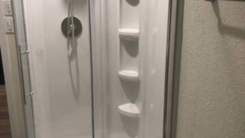 Douche, sèche-cheveux, serviettes fournies, savon