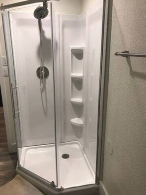 Dusche, Haartrockner, Handtücher, Seife