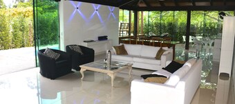 JURERE INTERNATIONAL 5BR met zwembad - 200m van het strand 