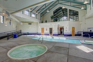 Innendørsbasseng og et oppvarmet basseng