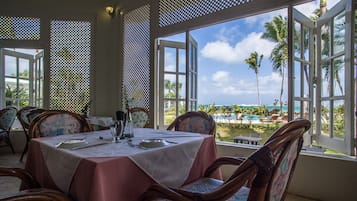Melayani sarapan, makan siang, makan malam; dengan pemandangan pantai