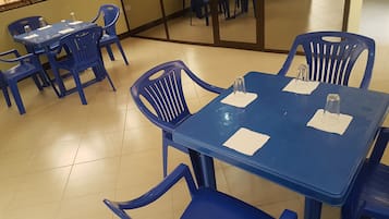 Serveert ontbijt, lunch, diner, lokale en internationale gerechten